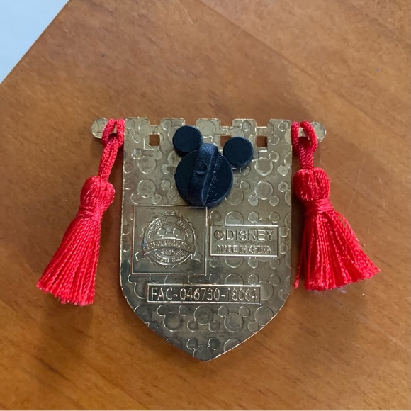 Large Snow White Disney Pin with tassels - Picture 5 of 5